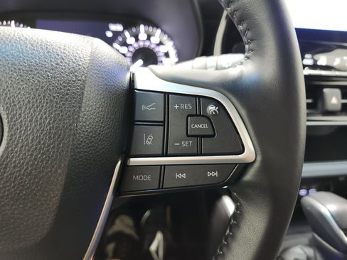 Used 2023 Toyota Highlander LE AWD/4WD image 31