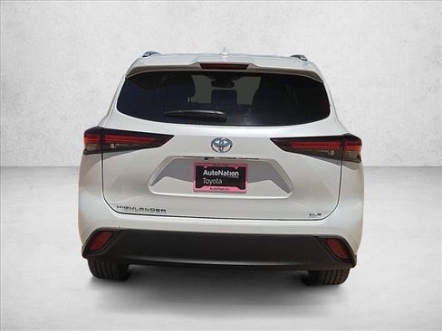 Used 2025 Toyota Highlander XLE FWD image 8