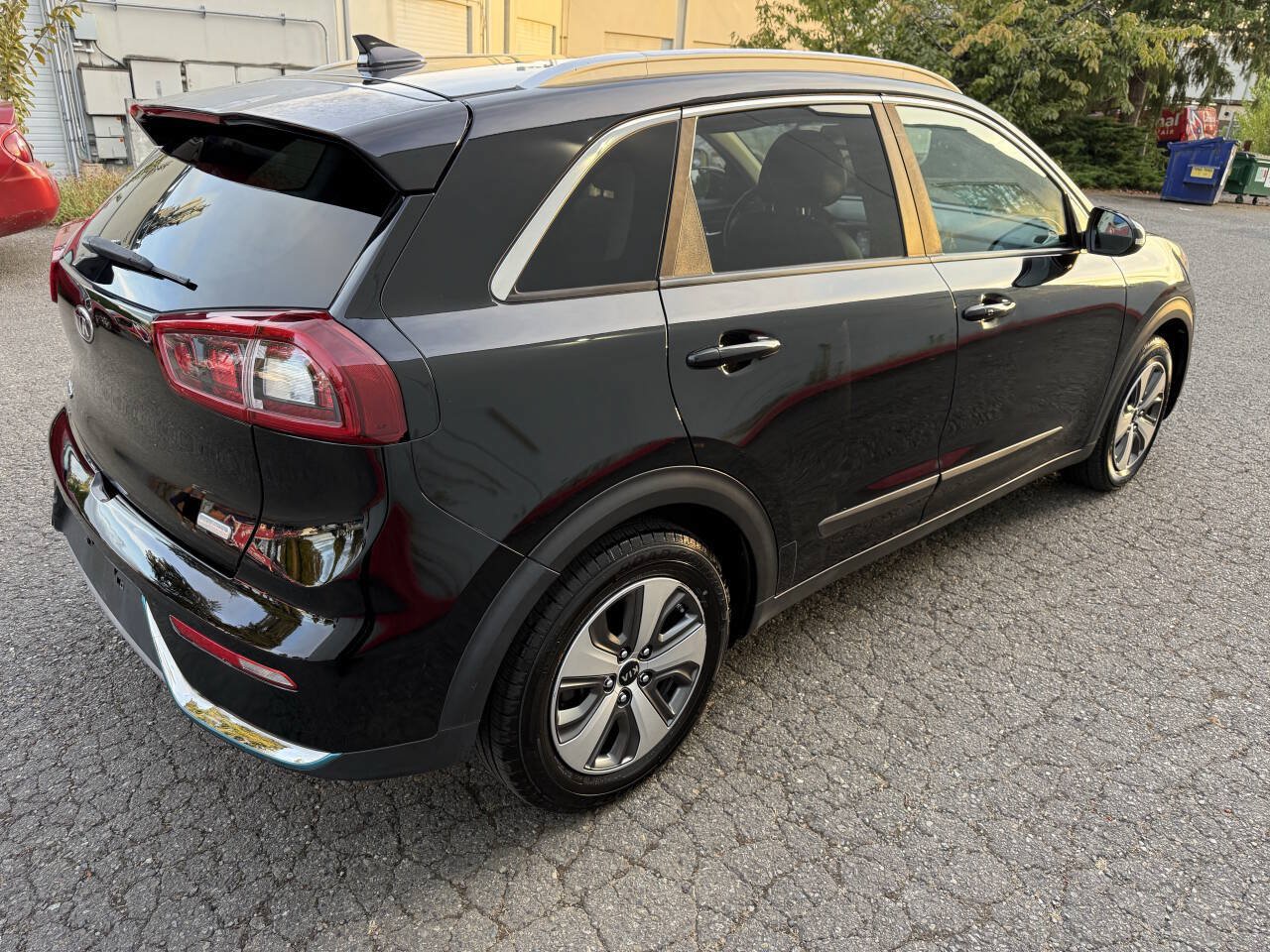 Used 2018 Kia Niro EX FWD image 4