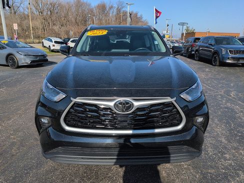 Used 2023 Toyota Highlander XLE image 3