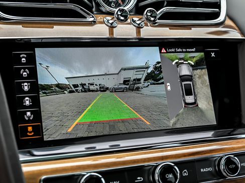 Used 2022 Bentley Bentayga AWD/4WD image 38