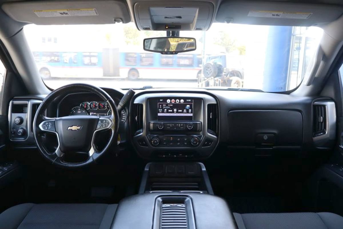 Used 2018 Chevrolet Silverado 1500 LT w/ Trailering Package AWD/4WD image 12