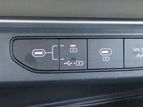 Used 2025 Kia Carnival FWD image 22