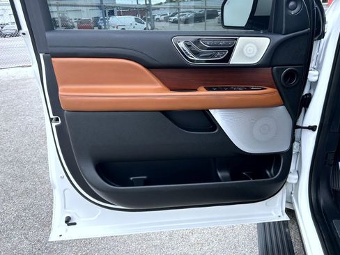 Used 2020 Lincoln Navigator Reserve w/ Equipment Group 208A Reserve AWD/4WD image 9