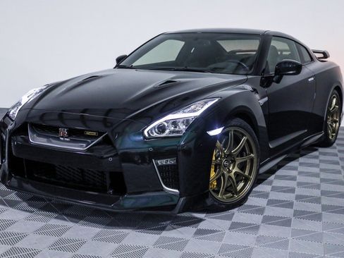 Used 2021 Nissan GT-R Premium image 11