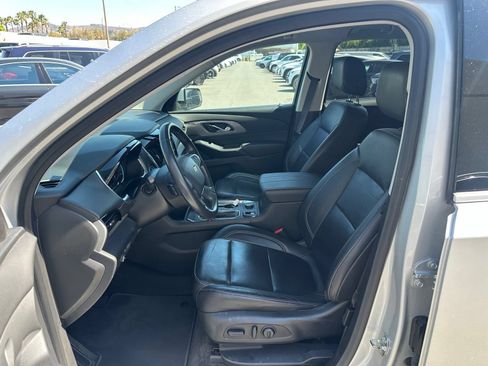 Used 2020 Chevrolet Traverse LT FWD image 2