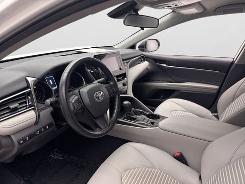 Used 2021 Toyota Camry SE w/ Cold Weather Package FWD image 10