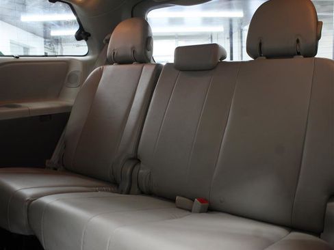 Used 2011 Toyota Sienna Limited w/ Premium Pkg FWD image 18