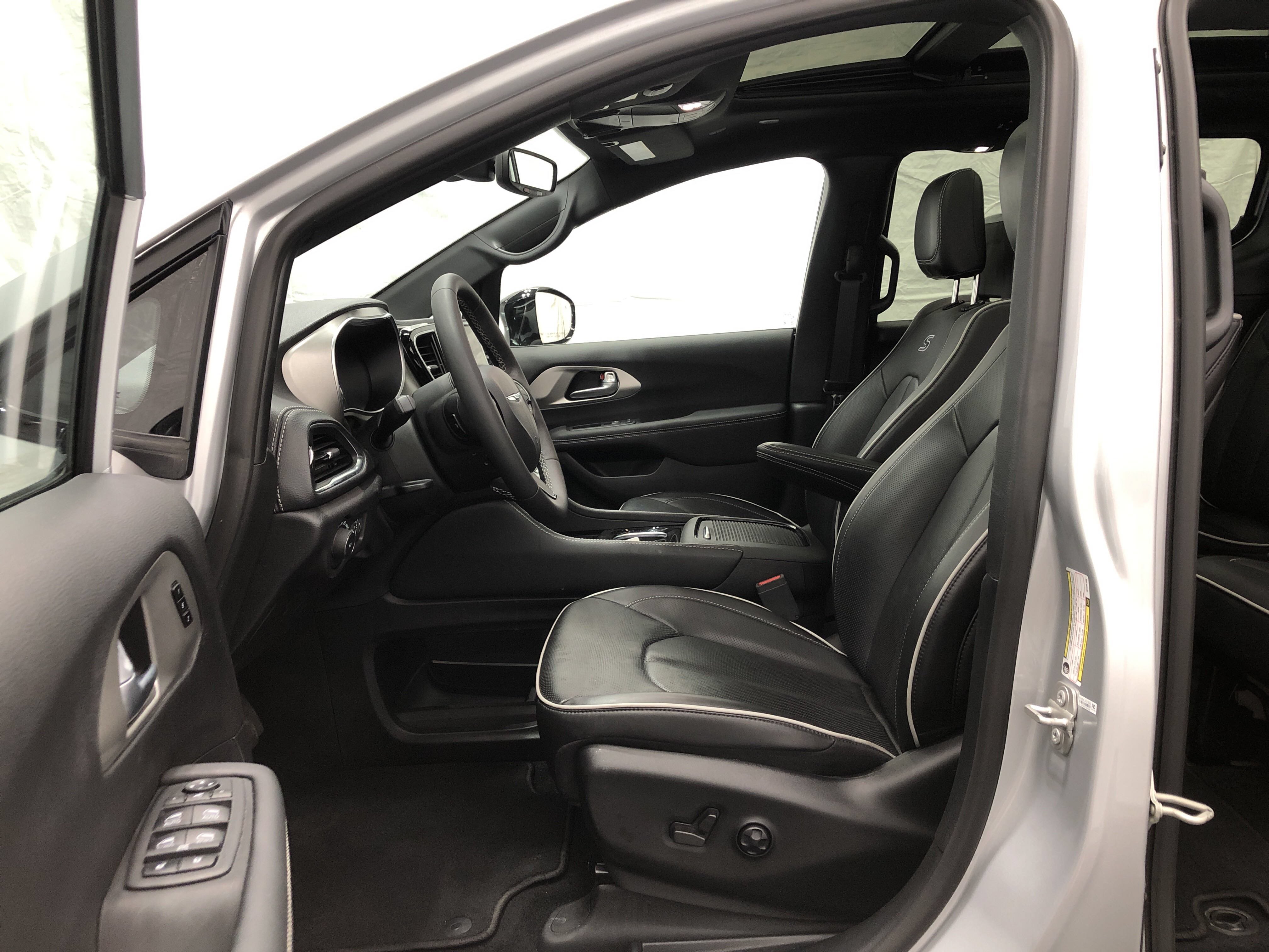 Used 2024 Chrysler Pacifica Limited w/ Uconnect Theater Family Group FWD image 10