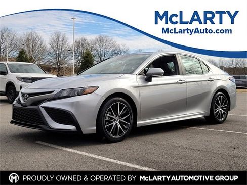 Used 2024 Toyota Camry SE image 1