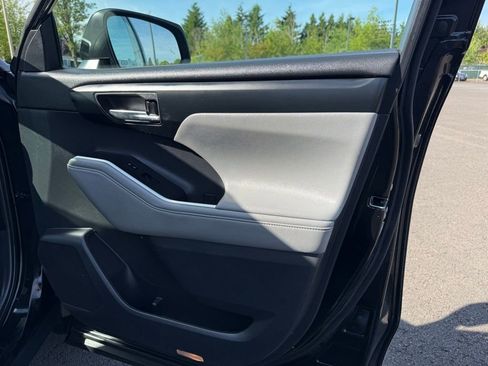 Used 2021 Toyota Highlander XLE AWD/4WD image 26