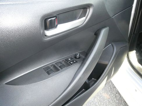 Used 2021 Toyota Corolla LE image 14