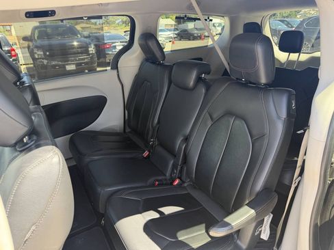 Used 2017 Chrysler Pacifica Touring-L FWD image 22