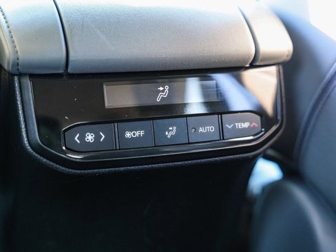 Used 2020 Toyota Highlander XLE AWD/4WD image 7