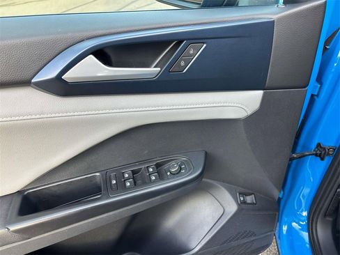 Used 2023 Volkswagen Taos SE w/ Panoramic Sunroof Package image 11