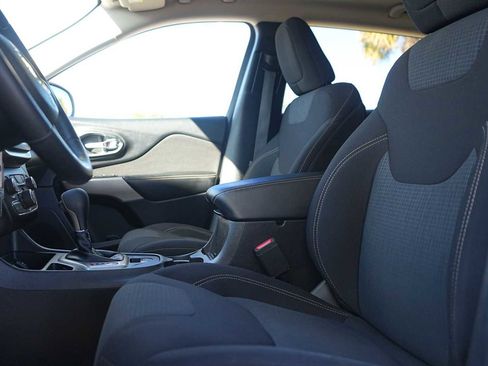 Used 2017 Jeep Cherokee Latitude w/ Comfort & Sound Group image 11