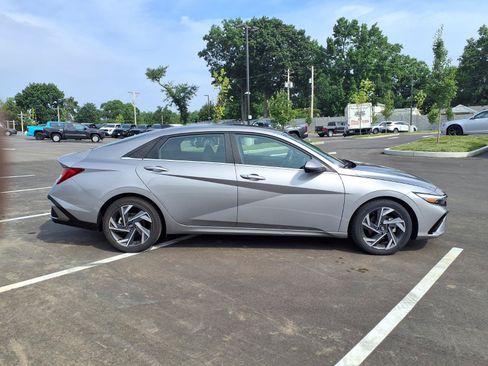 Used 2025 Hyundai Elantra SEL FWD image 2