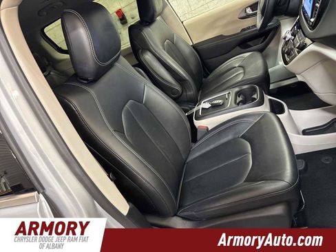 Used 2024 Chrysler Pacifica Touring-L image 39