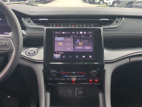 Used 2023 Jeep Grand Cherokee Laredo image 21