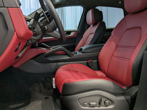 Used 2025 Porsche Cayenne image 5