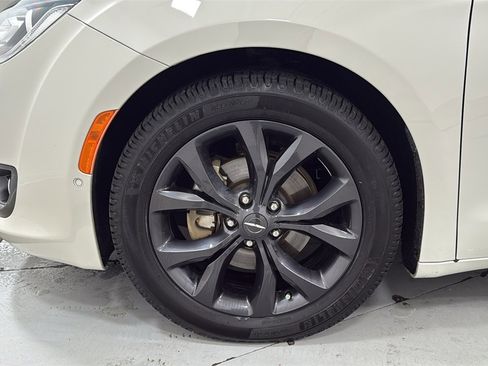 Used 2020 Chrysler Pacifica Touring-L image 25