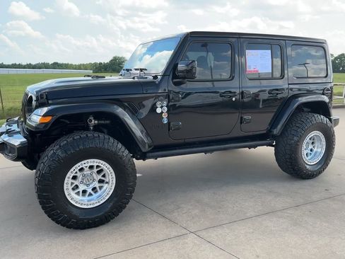 Used 2020 Jeep Wrangler Unlimited Sahara image 5