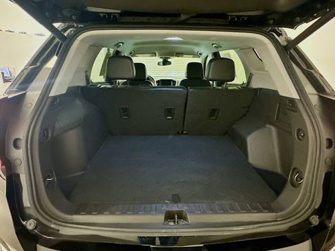 Used 2024 GMC Terrain SLT image 29