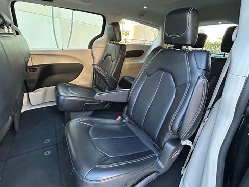 Certified 2023 Chrysler Pacifica Touring-L FWD image 42