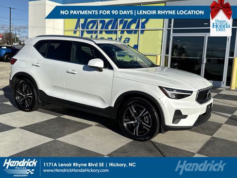 Used 2025 Volvo XC40 B5 Core image 1