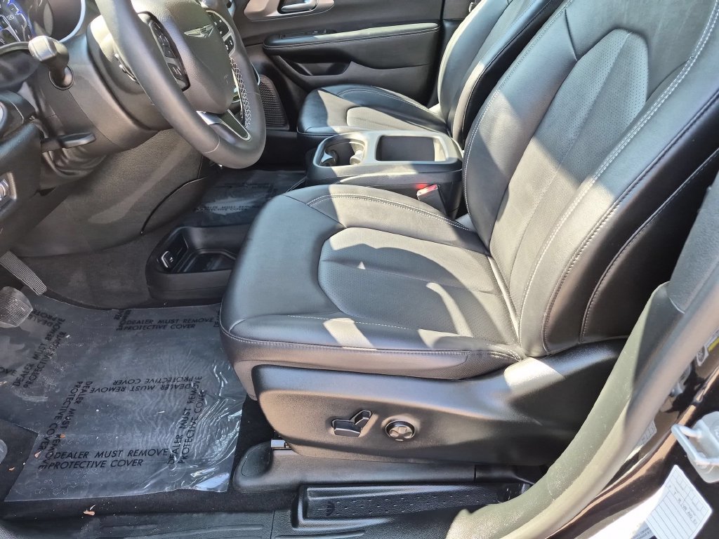 Used 2026 Chrysler Pacifica Select FWD image 24