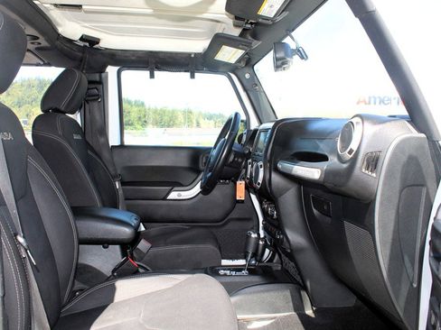 Used 2017 Jeep Wrangler Unlimited Sahara image 16