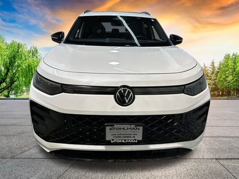 Certified 2025 Volkswagen Tiguan SE R-Line image 9