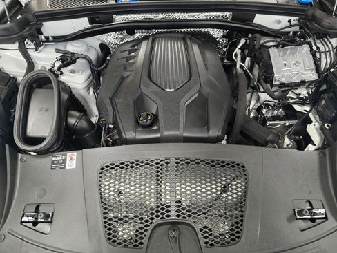 Certified 2025 Porsche Macan Turbo image 11