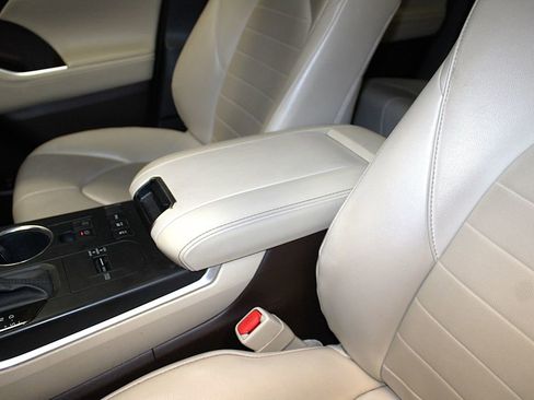 Used 2020 Toyota Highlander XLE AWD/4WD image 23