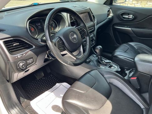 Used 2019 Jeep Cherokee Latitude Plus w/ Cold Weather Group AWD/4WD image 14