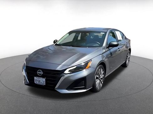 Used 2025 Nissan Altima 2.5 SV FWD image 5