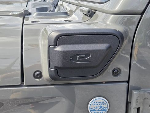 Used 2021 Jeep Wrangler Unlimited Sahara w/ Cold Weather Group AWD/4WD image 11