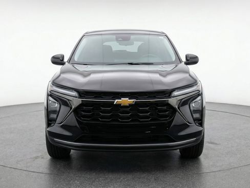 Used 2025 Chevrolet Trax LT w/ LT Convenience Package FWD image 2
