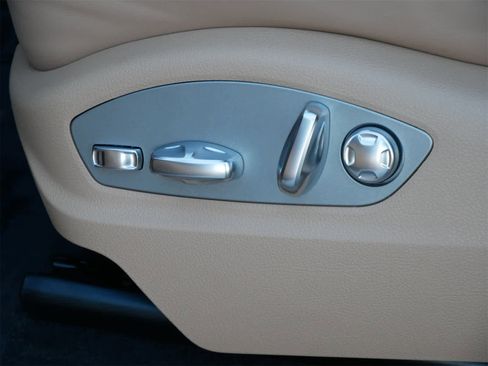 Used 2025 Porsche Macan image 10