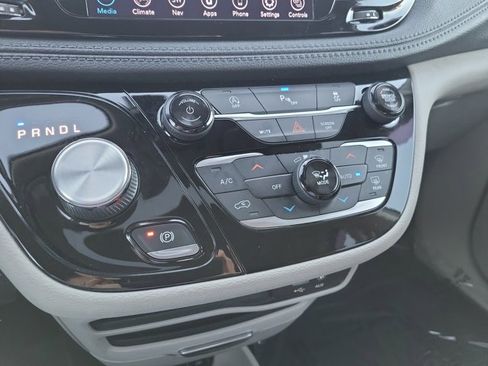 Certified 2019 Chrysler Pacifica Limited image 29