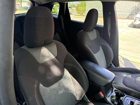 Used 2018 Jeep Cherokee Latitude w/ Cold Weather Group AWD/4WD image 28