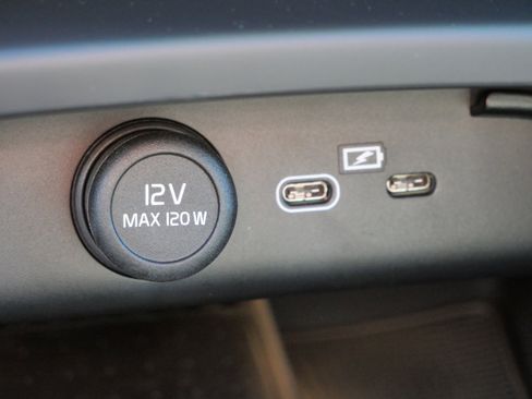 Used 2023 Volvo XC40 Recharge Ultimate image 28