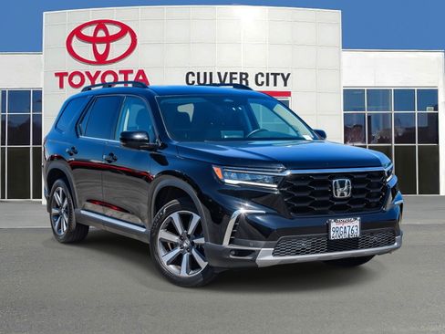 Used 2025 Honda Pilot Touring image 1