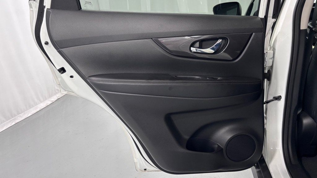 Used 2018 Nissan Rogue SV AWD/4WD image 23
