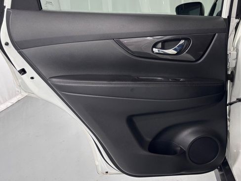 Used 2018 Nissan Rogue SV AWD/4WD image 23