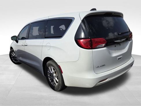 Used 2023 Chrysler Voyager LX image 8