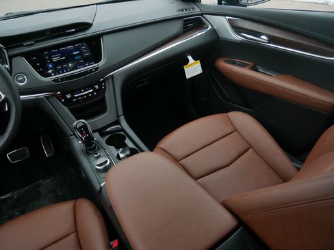 New 2026 Cadillac XT5 Sportv w/ LPO, Onyx Lite Package image 9