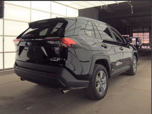 Used 2022 Toyota RAV4 LE image 2