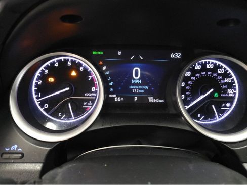 Used 2022 Toyota Camry XLE FWD image 7