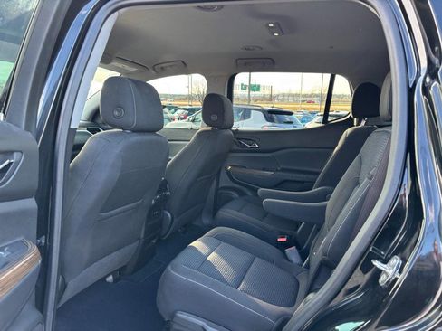 Used 2022 GMC Acadia SLE image 11